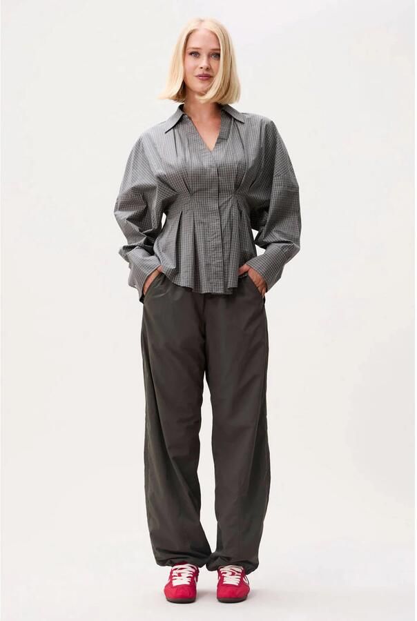 Catwalk Junkie getailleerde geruite blouse met plooien grijs - Foto 2