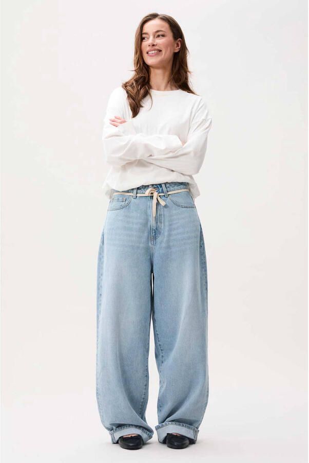 Catwalk Junkie high waist baggy jeans met ceintuur lichtblauw
