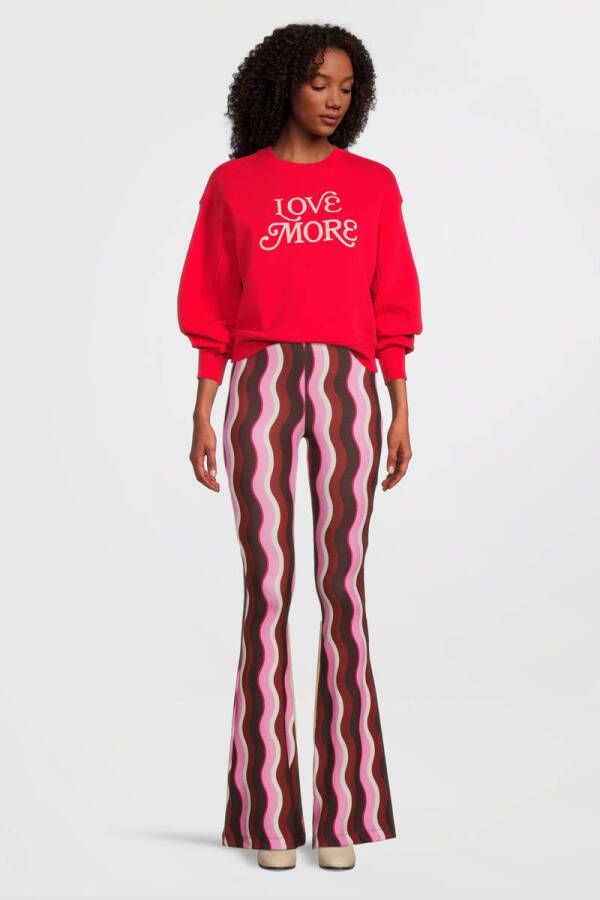 Catwalk Junkie sweater SW LOVE MORE met tekst rood