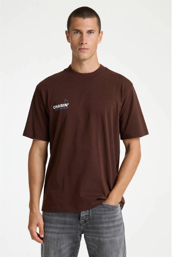 CHASIN' oversized T-shirt met backprint bruin