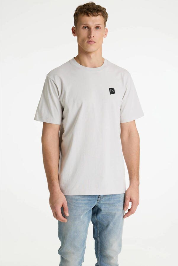 CHASIN' regular T-shirt met backprint lichtgrijs