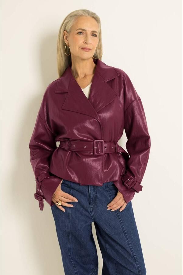 Claudia Sträter imitatieleren trenchcoat donkerrood