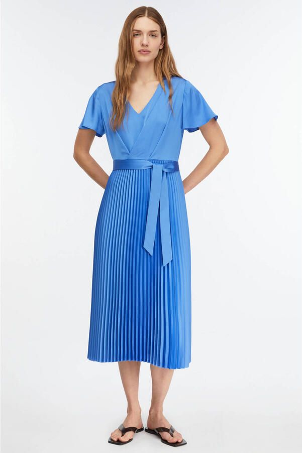 Comma satijnen midi jurk met overslag en plissé blauw