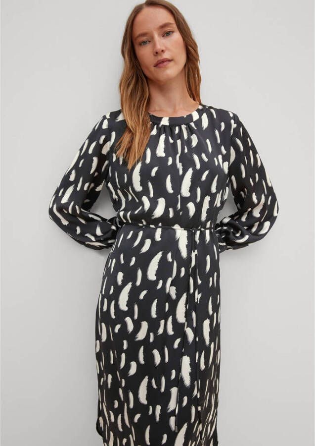 Comma jurk met all over print en plooien zwart wit