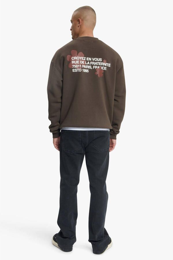 Croyez relaxed fit sweater met backprint bruin