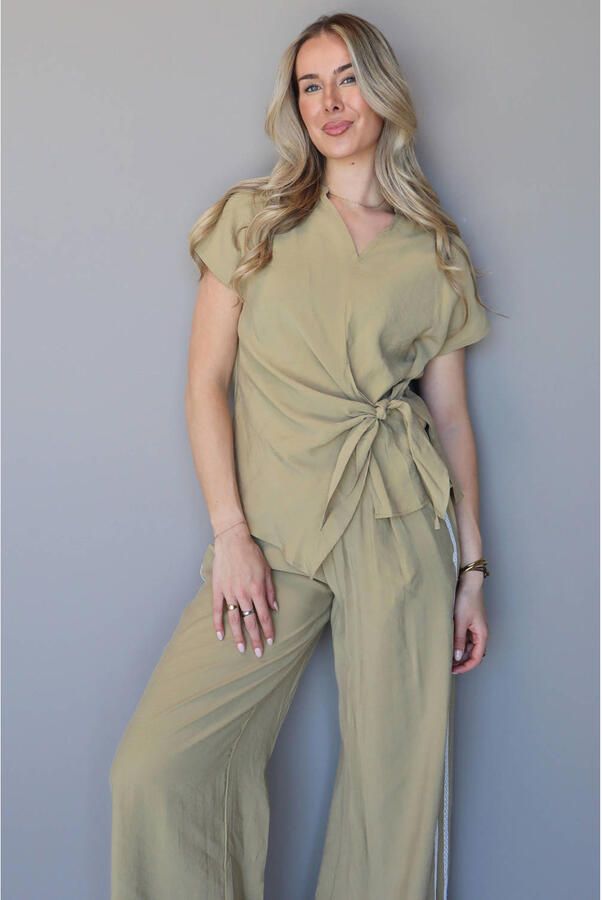 Elvira Collections top met knoopdetail beige