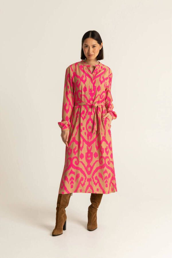Expresso jurk met all over print en ceintuur roze camel