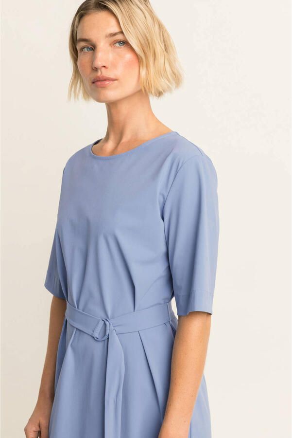 Expresso travelstof midi jurk met ceintuur lichtblauw