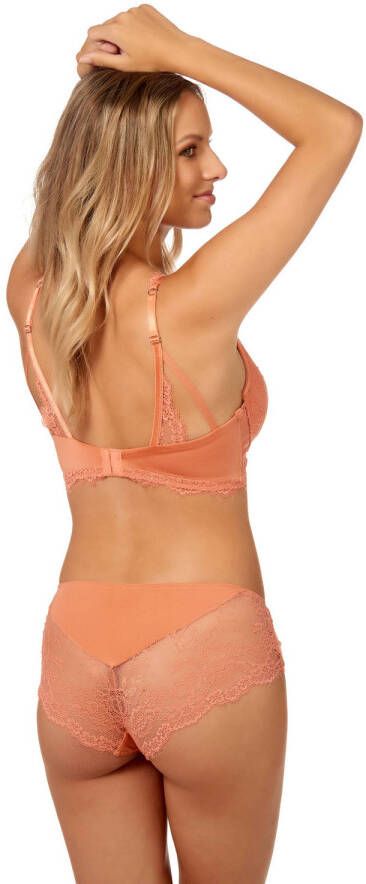 After Eden D-cup & up hipster Sheryl oranje