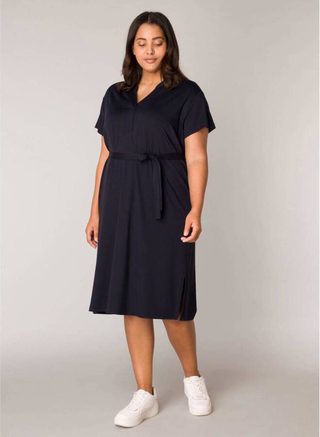 Base Level Curvy A-lijn jurk Yenna met ceintuur donkerblauw