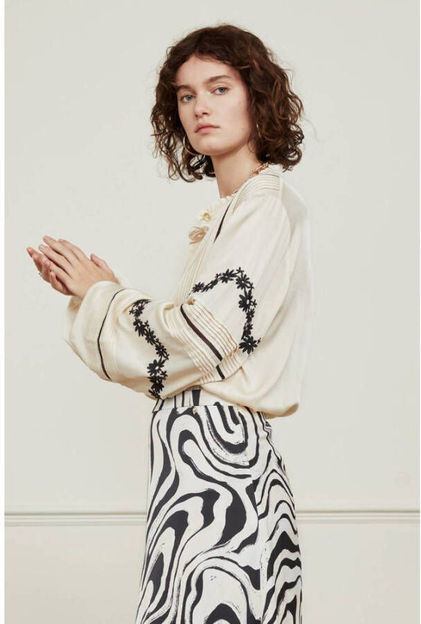 Fabienne Chapot blouse Dune met all over print en ruches ecru zwart