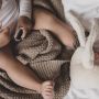 Mies & Co baby ledikantdeken soft knitted 110x140 cm dune Babydeken Beige - Thumbnail 2