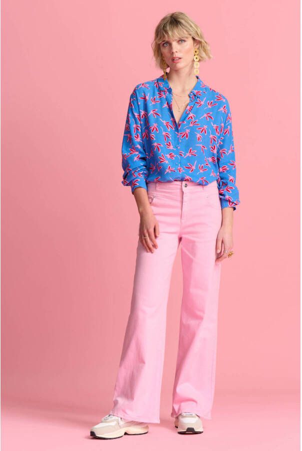 POM Amsterdam blouse Milly Fly Away Blue met all over print blauw rood roze