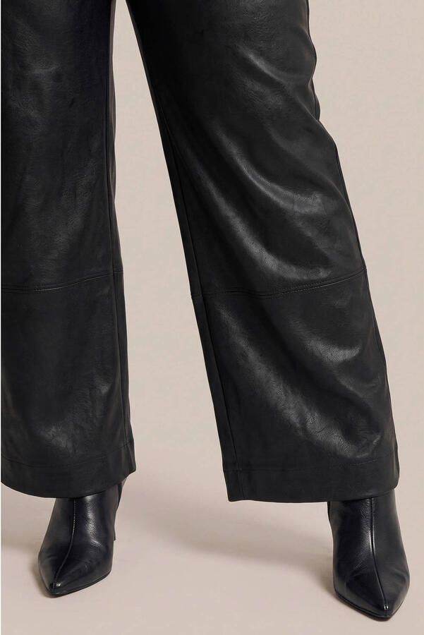 Exxcellent Plus Size imitatieleren straight leg broek zwart - Foto 2