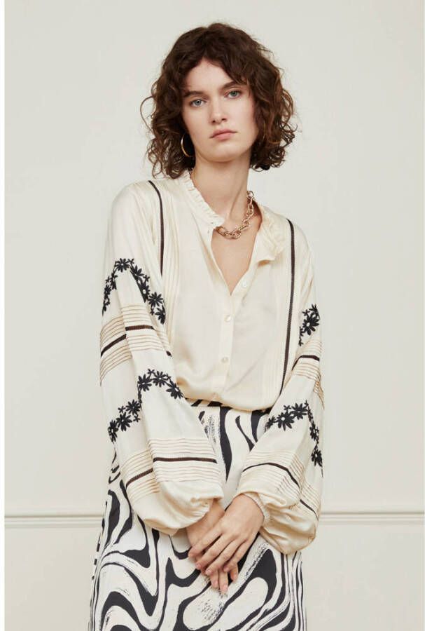 Fabienne Chapot blouse Dune met all over print en ruches ecru zwart