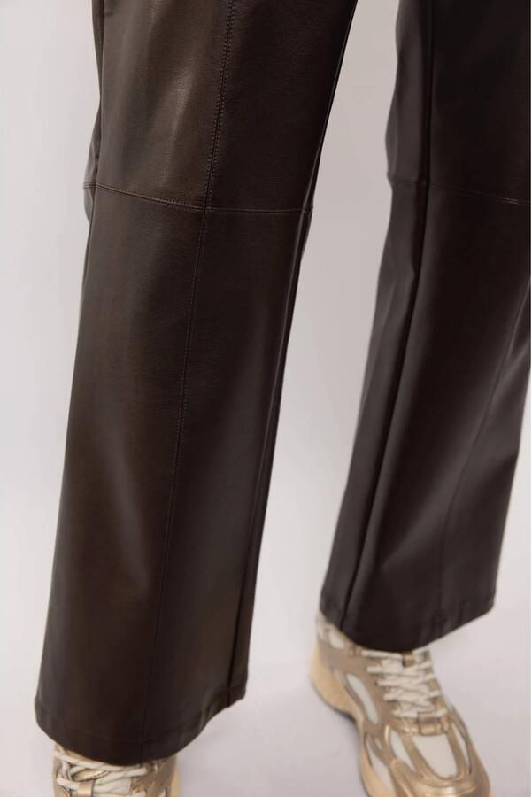 G-maxx X Froukje imitatieleren straight regular waist coated broek donkerbruin - Foto 2