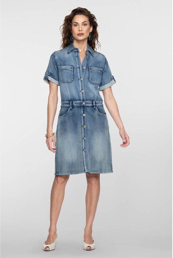 Geisha denim spijkerjurk met omslagdetail en riemlussen mediumblauw