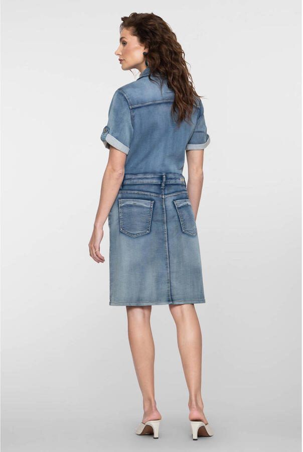 Geisha denim spijkerjurk met omslagdetail en riemlussen mediumblauw - Foto 2