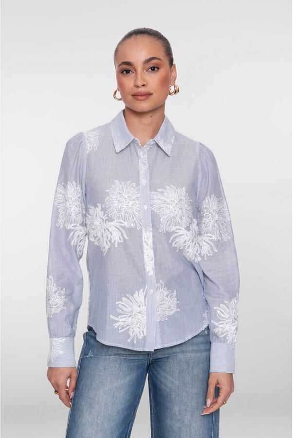 Geisha gebloemde blouse lichtblauw met pailletten