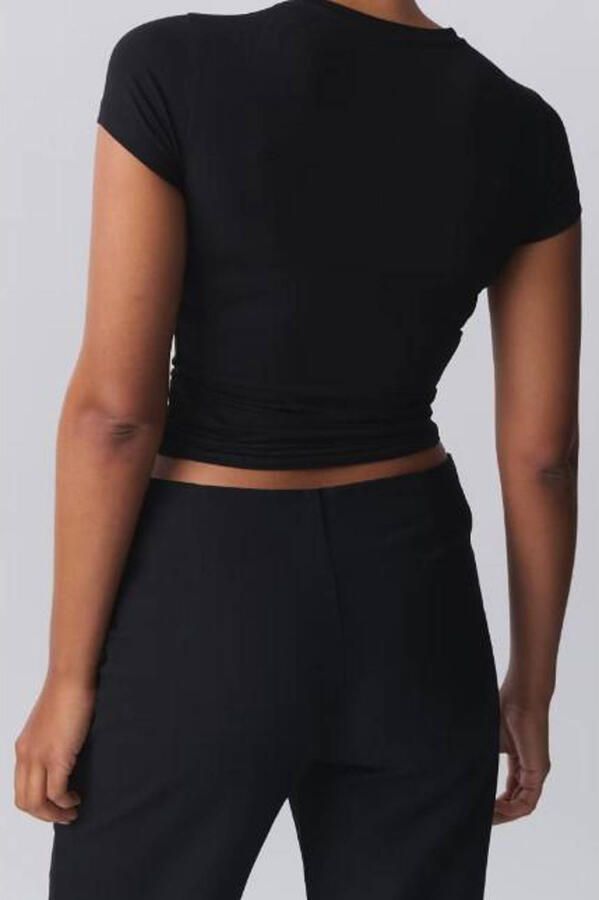 Gina Tricot T-shirt van een mix van viscose en elastaan met ronde hals