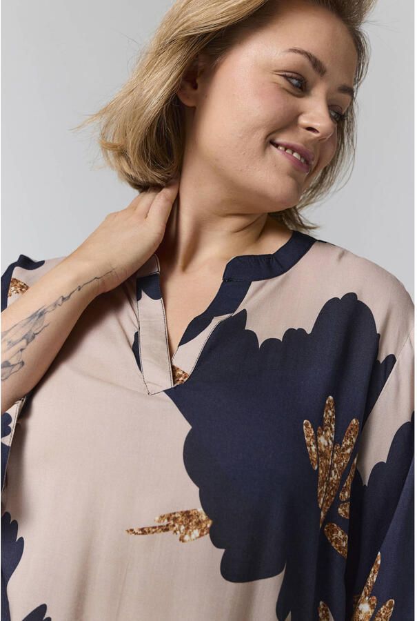 Gozzip Plus Size gebloemde blouse met glitters zand donkerblauw - Foto 2
