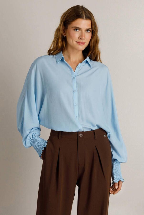 Ivy Beau blouse met smockwerk lichtblauw