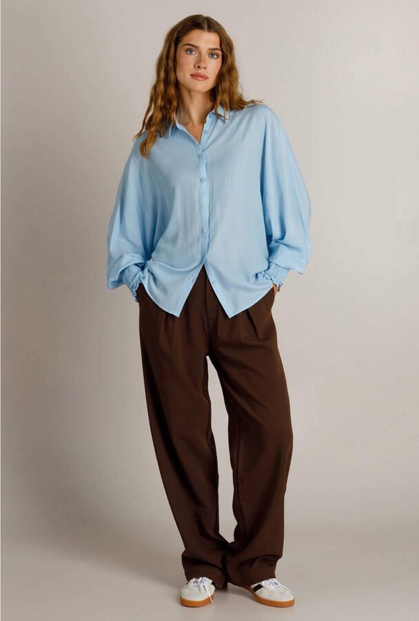 Ivy Beau blouse met smockwerk lichtblauw - Foto 2