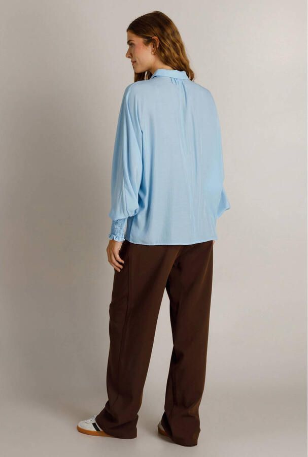Ivy Beau blouse met smockwerk lichtblauw - Foto 3
