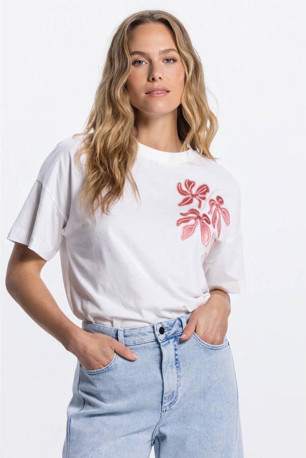 JANSEN AMSTERDAM Dames Tops & T-shirts Riley Shirt Co 184 Short Sleeve Wide Fit Satin Embroidery Flower Wit - Foto 5