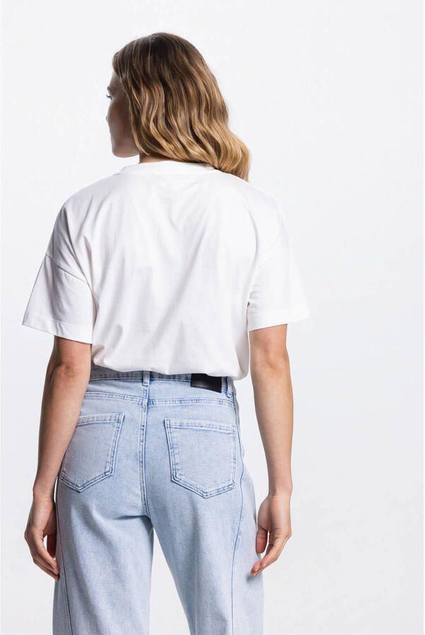 JANSEN AMSTERDAM Dames Tops & T-shirts Riley Shirt Co 184 Short Sleeve Wide Fit Satin Embroidery Flower Wit - Foto 6
