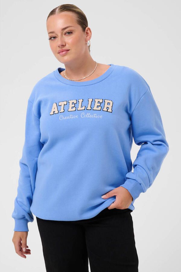 Kaffe Curve Plus Size sweater met tekst blauw