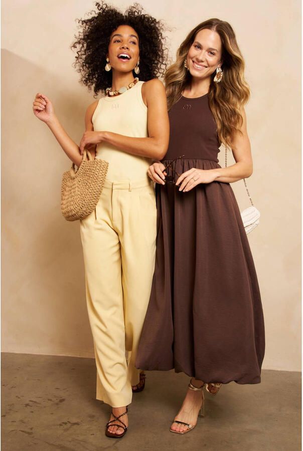 Lofty Manner viscose maxi a-lijn jurk met plooien en logo bruin - Foto 2