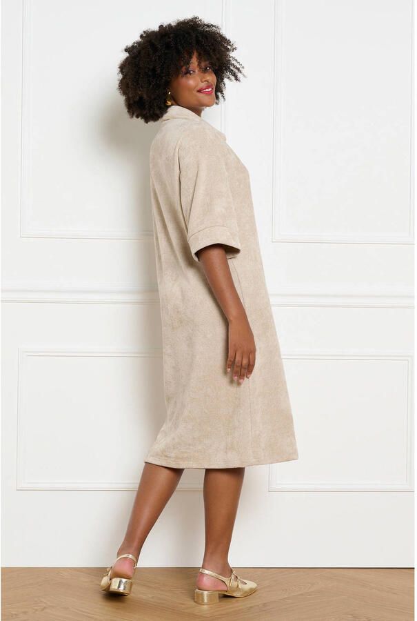 LOLALIZA fluwelen midi jurk beige - Foto 3