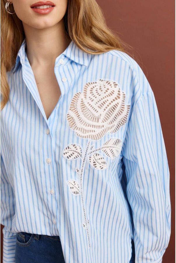 LOLALIZA gestreepte blouse blauw broderie - Foto 3