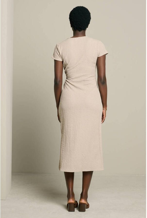 LOLALIZA midi jurk met knoopdetail taupe - Foto 2
