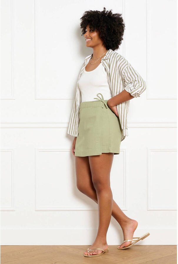 LOLALIZA skinny denim short met overslag detail groen - Foto 3