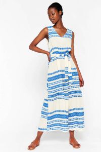 LOLALIZA maxi A-lijn jurk met all over print en ceintuur blauw wit