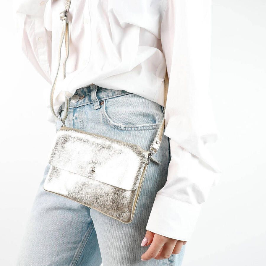 Manfield metallic leren crossbody tas goudkleurig