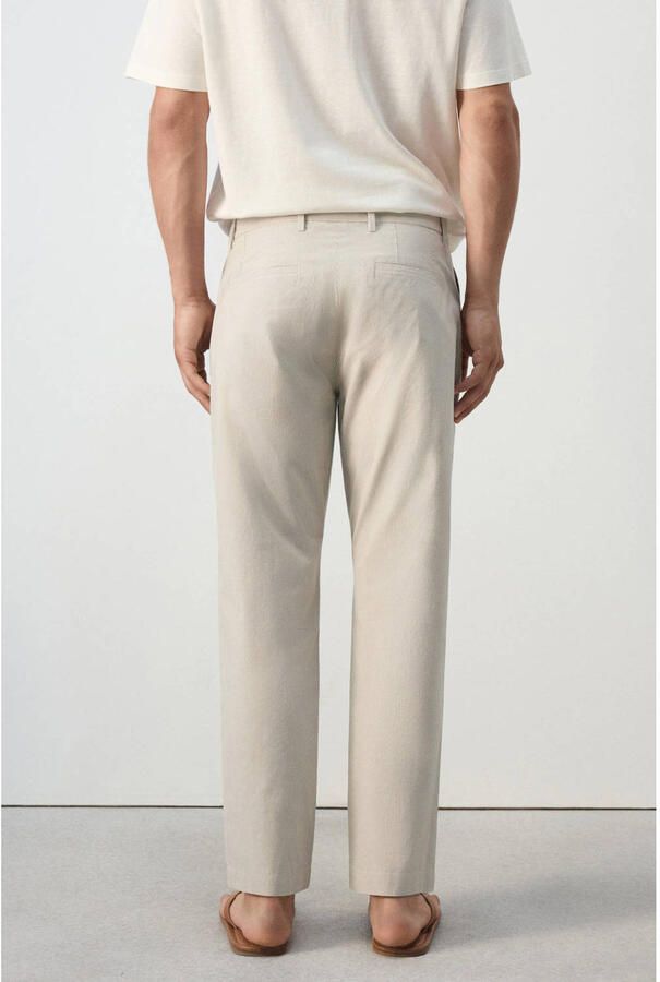 Mango Man regular fit casual broek met plooien krijtstreep en linnen lichtbruin - Foto 3