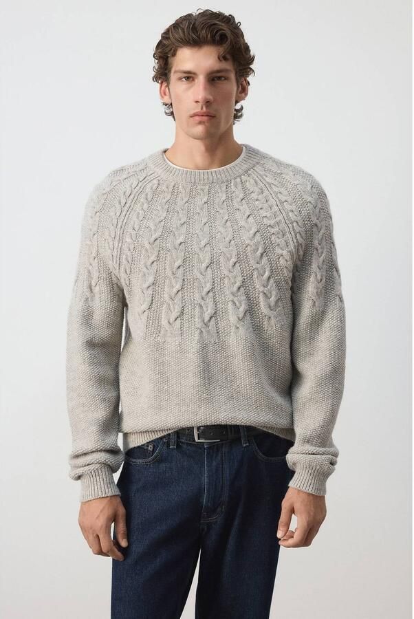 Mango Man relaxed fit gebreide trui met kabels en wol pastelgrijs