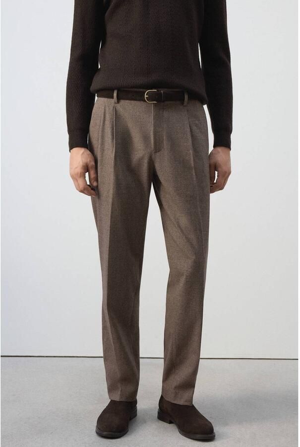 Mango Man relaxed fit pantalon met plooien lichtbeige