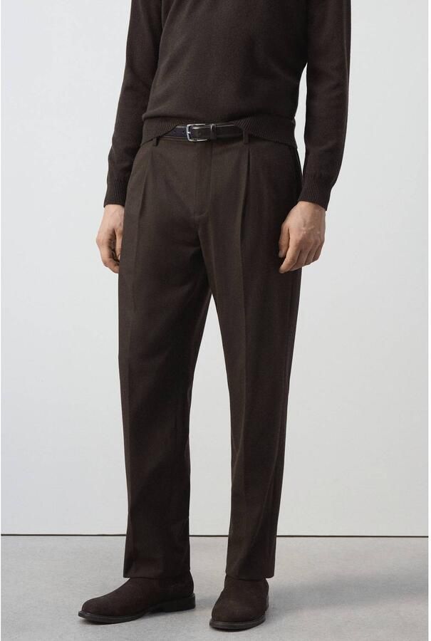 Mango Man relaxed fit pantalon met plooien middenbruin