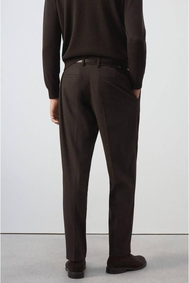 Mango Man relaxed fit pantalon met plooien middenbruin - Foto 3