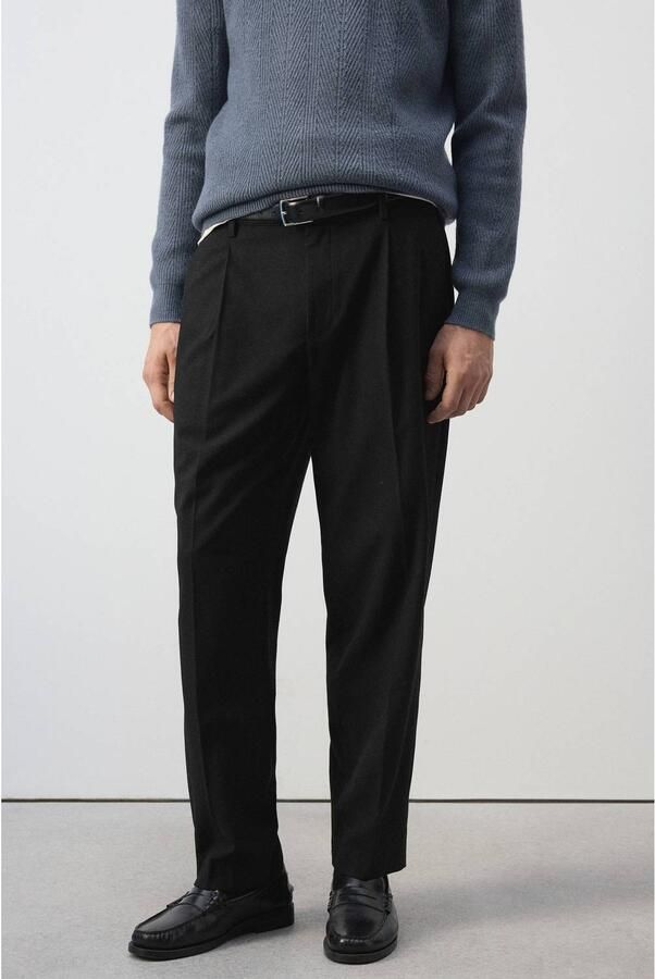 Mango Man relaxed fit pantalon met plooien zwart