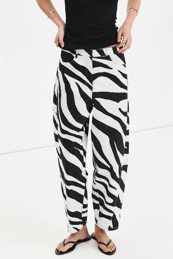 Mango barrel broek met zebraprint zwart