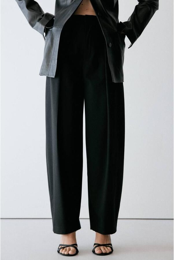 Mango barrel pantalon met plooien zwart