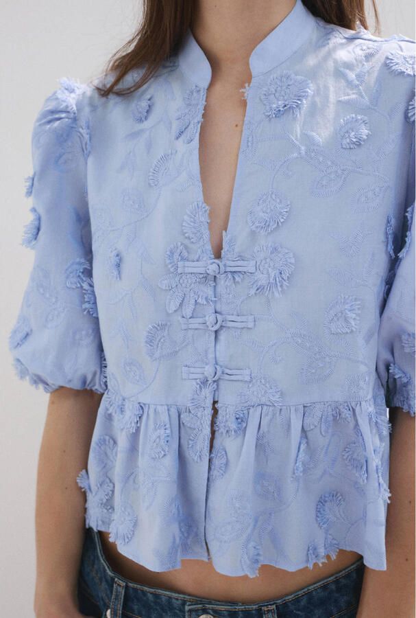 Mango blouse met borduursels lichtblauw