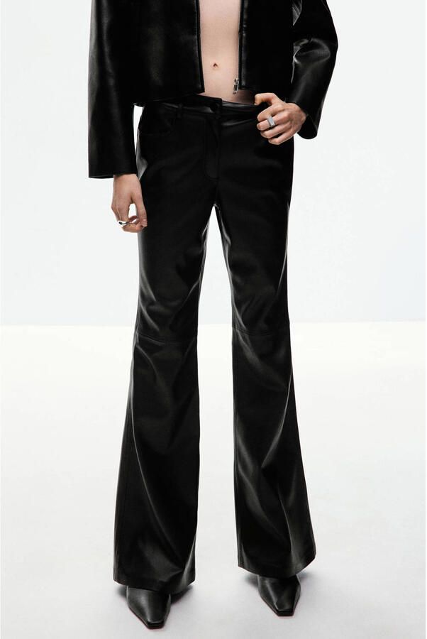Mango imitatieleren regular waist flared coated broek zwart
