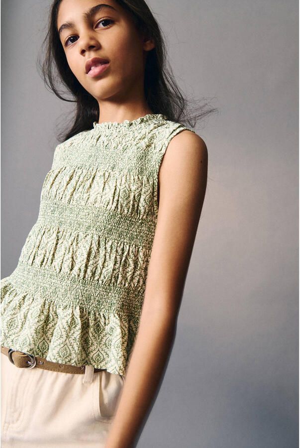 Mango Kids mouwloze blousetop met plooien smockwerk en print groen - Foto 3
