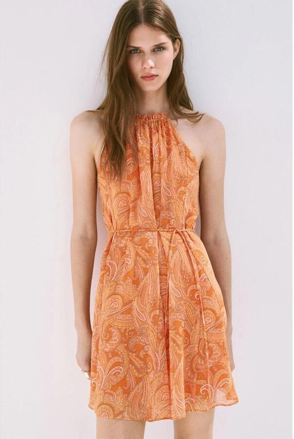 Mango korte halterjurk met open rug en paisley oranje